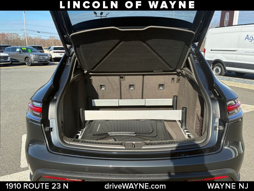 2022 Porsche Macan Base