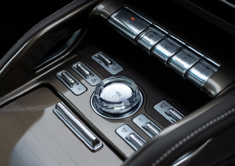 A crystal-inspired volume knob is shown in the center floor console of a 2025 Lincoln Nautilus® SUV. | Lincoln of Wayne in Wayne NJ