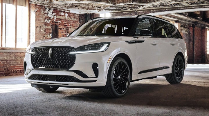 A 2026 Lincoln Aviator® SUV is shown with the available Jet Appearance Package. | Lincoln of Wayne in Wayne NJ